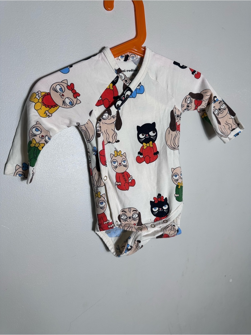 Mini Rodini White Baby Bodysuit with Multicolor Cartoon Cats mini babies edition
